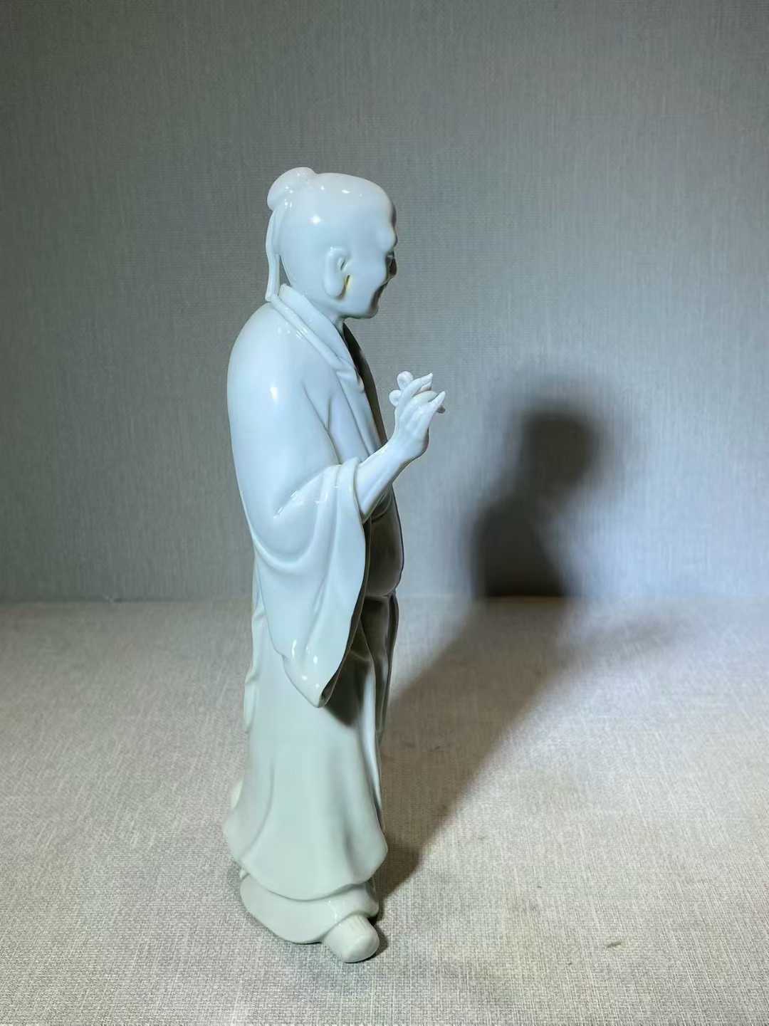 德化窑白釉东方塑立像 款：何朝宗