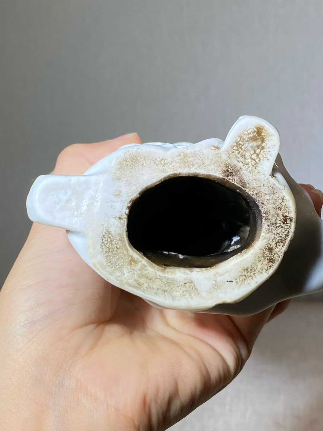 德化窑白釉东方塑立像 款：何朝宗