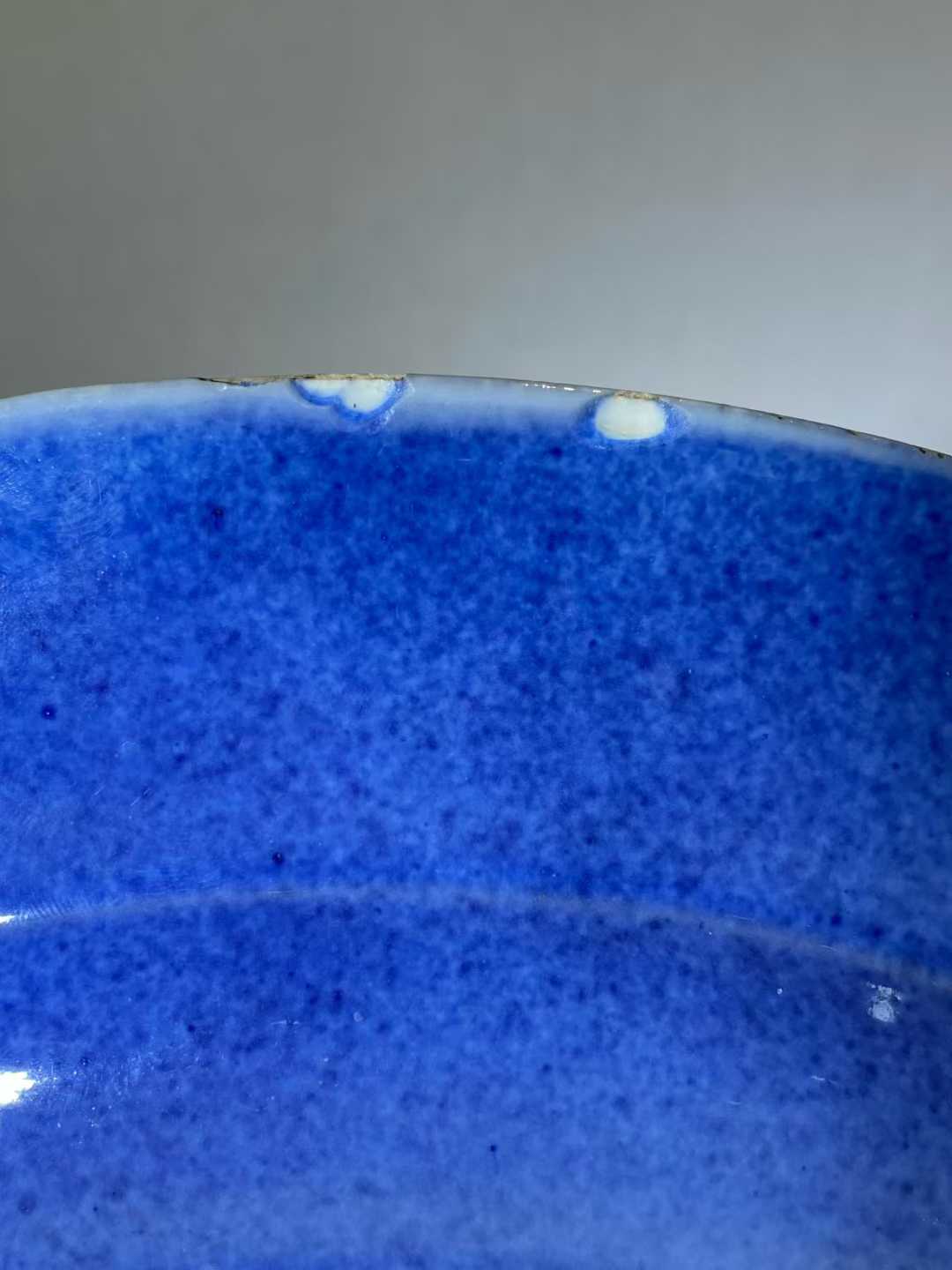 雪花蓝釉折沿盆 款：大明成化年制