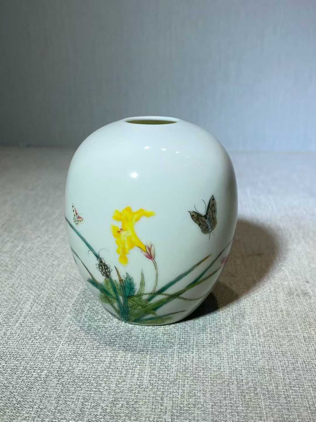 珐琅彩洞石花虫诗文蛋形水盂 款：乾隆年制