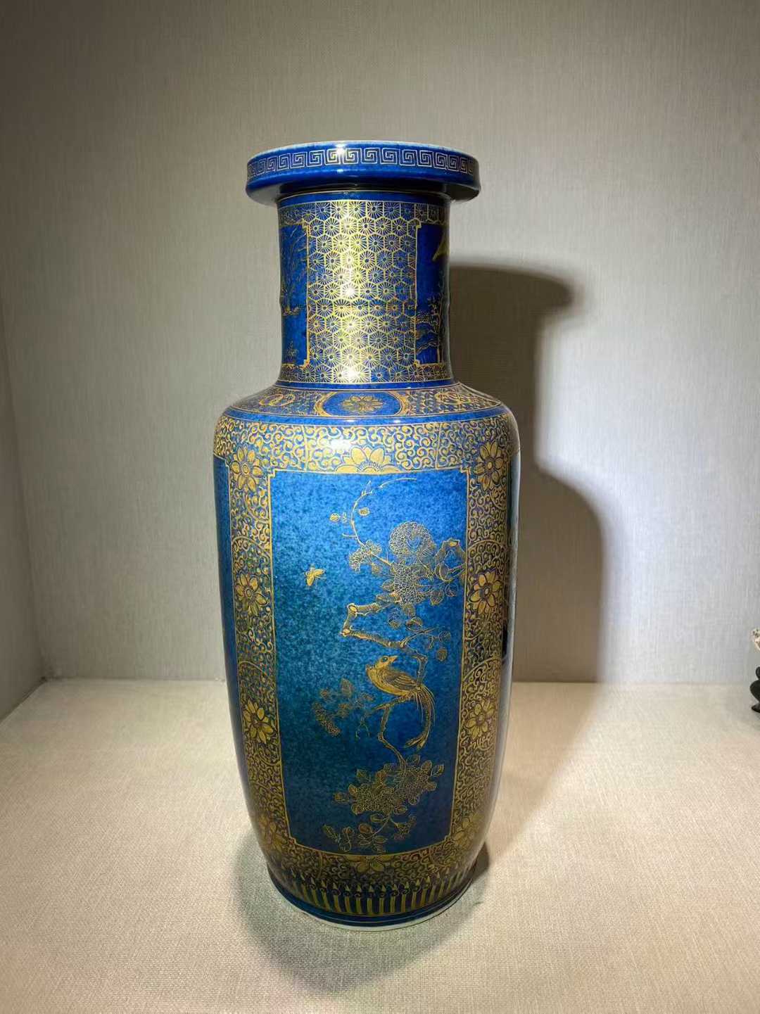 洒蓝地描金花鸟山水人物棒槌瓶