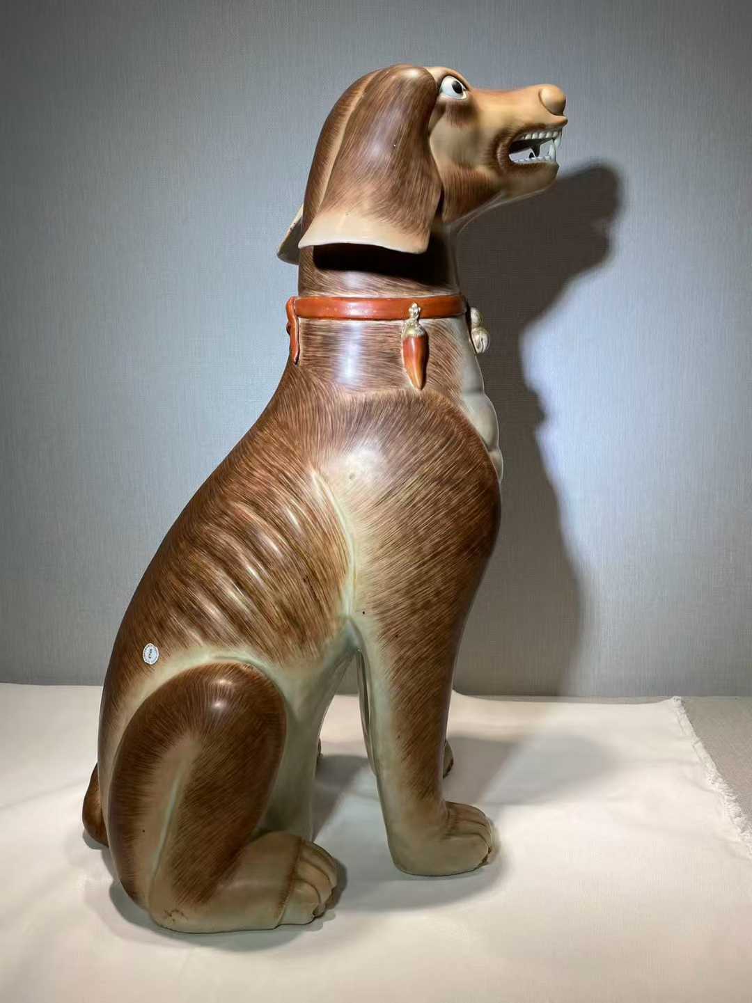 粉彩猎犬摆件