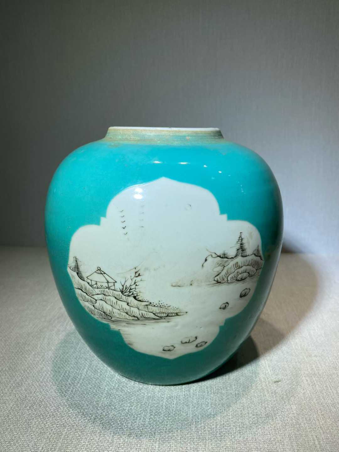 松石绿地开窗墨彩山水纹罐