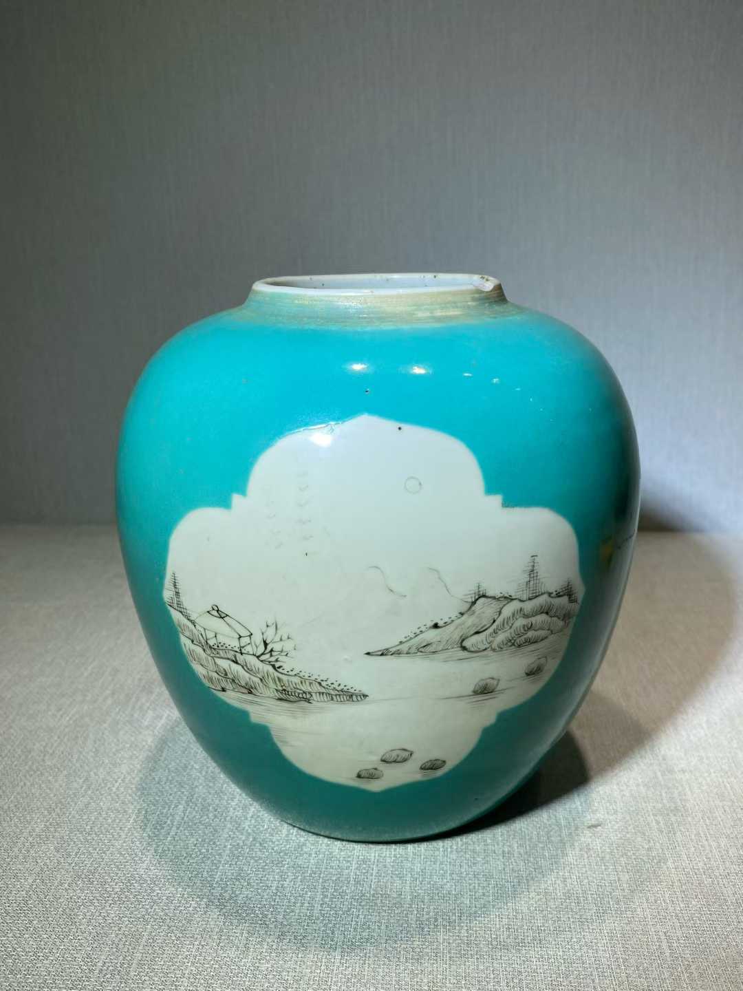 松石绿地开窗墨彩山水纹罐