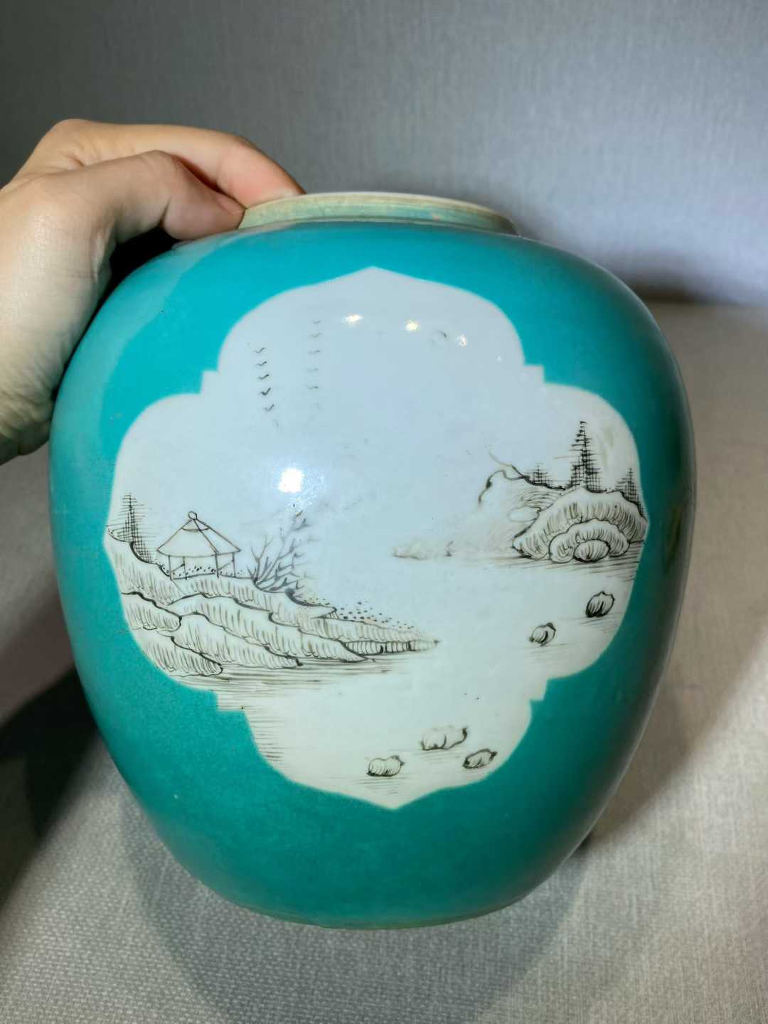 松石绿地开窗墨彩山水纹罐