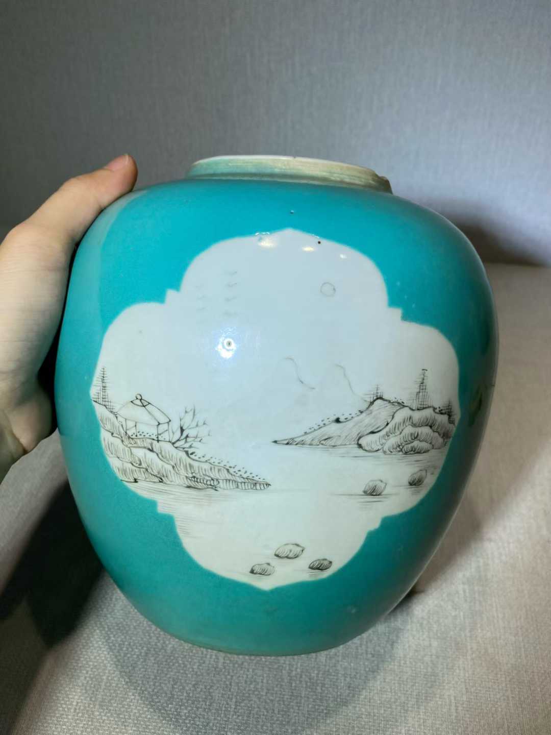 松石绿地开窗墨彩山水纹罐
