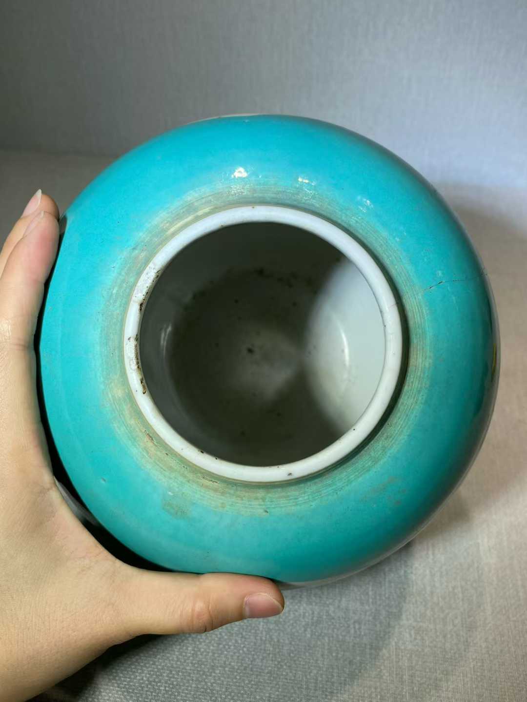 松石绿地开窗墨彩山水纹罐
