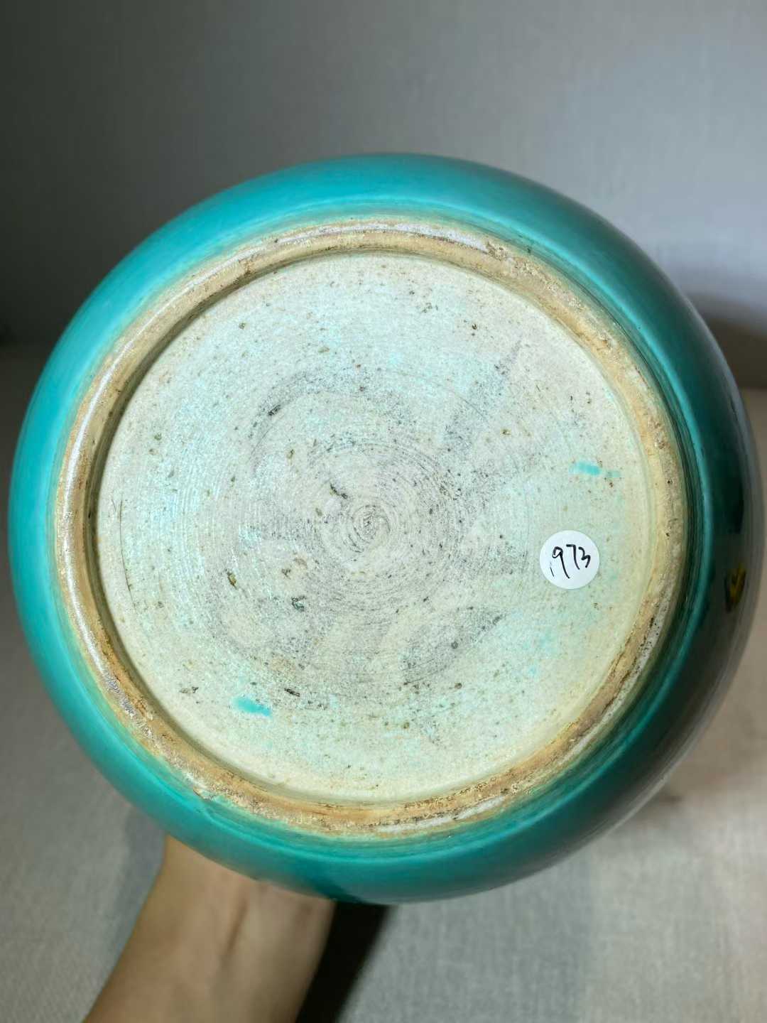 松石绿地开窗墨彩山水纹罐