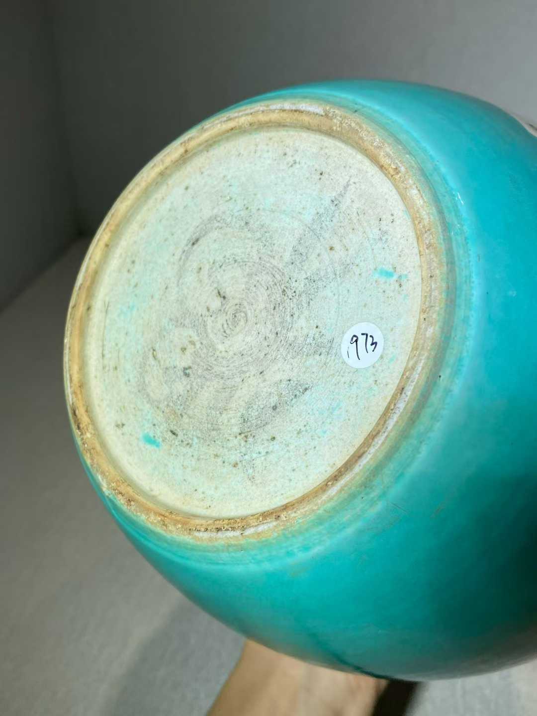 松石绿地开窗墨彩山水纹罐