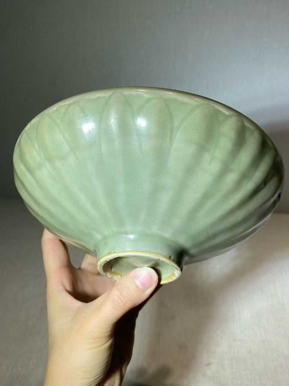 龙泉窑荷花形碗
