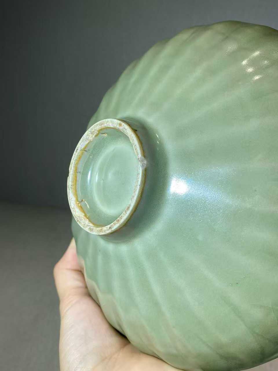 龙泉窑荷花形碗