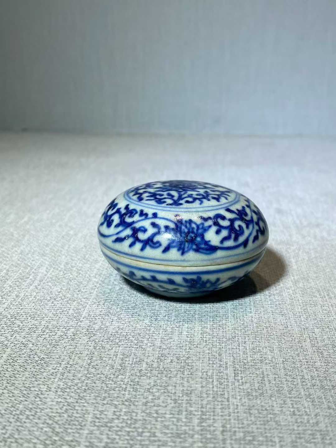 青花缠枝莲纹印泥盒 款：明月双清