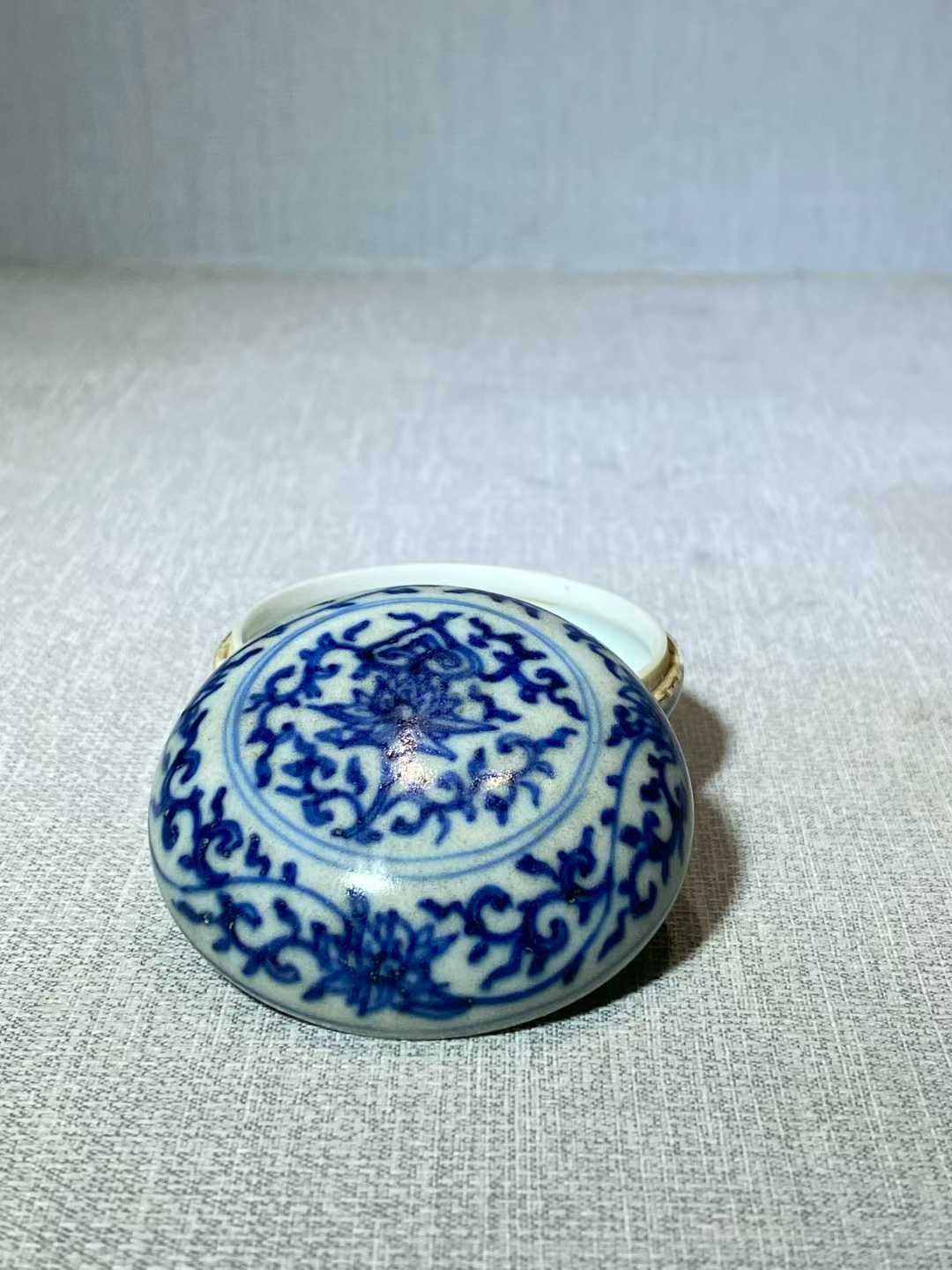 青花缠枝莲纹印泥盒 款：明月双清