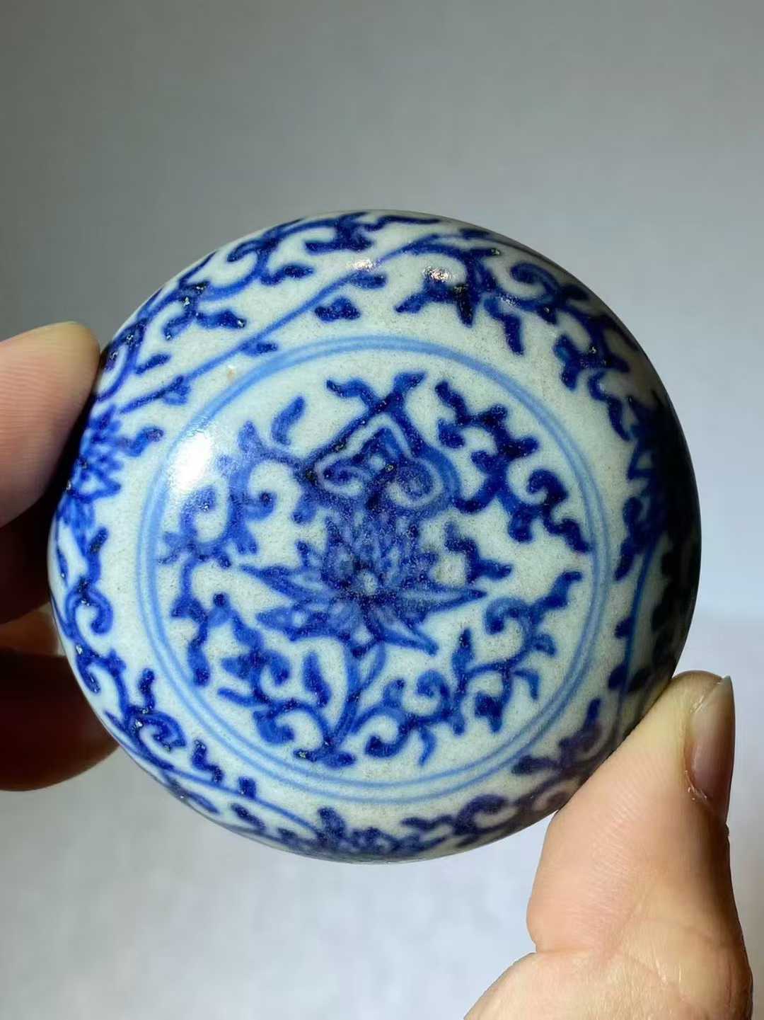 青花缠枝莲纹印泥盒 款：明月双清
