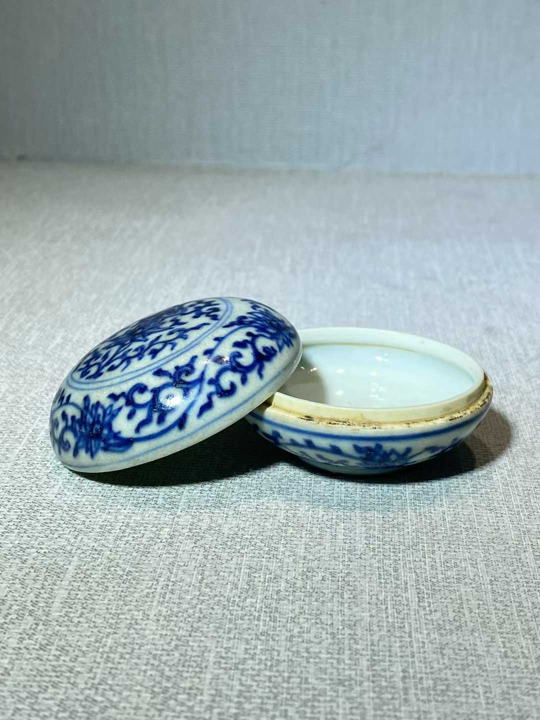 青花缠枝莲纹印泥盒 款：明月双清