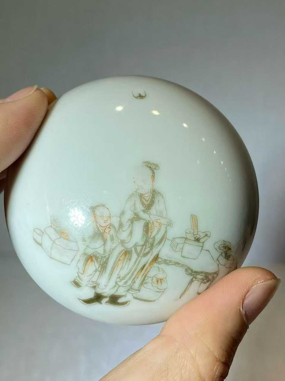 矾红墨彩高士图印泥盒