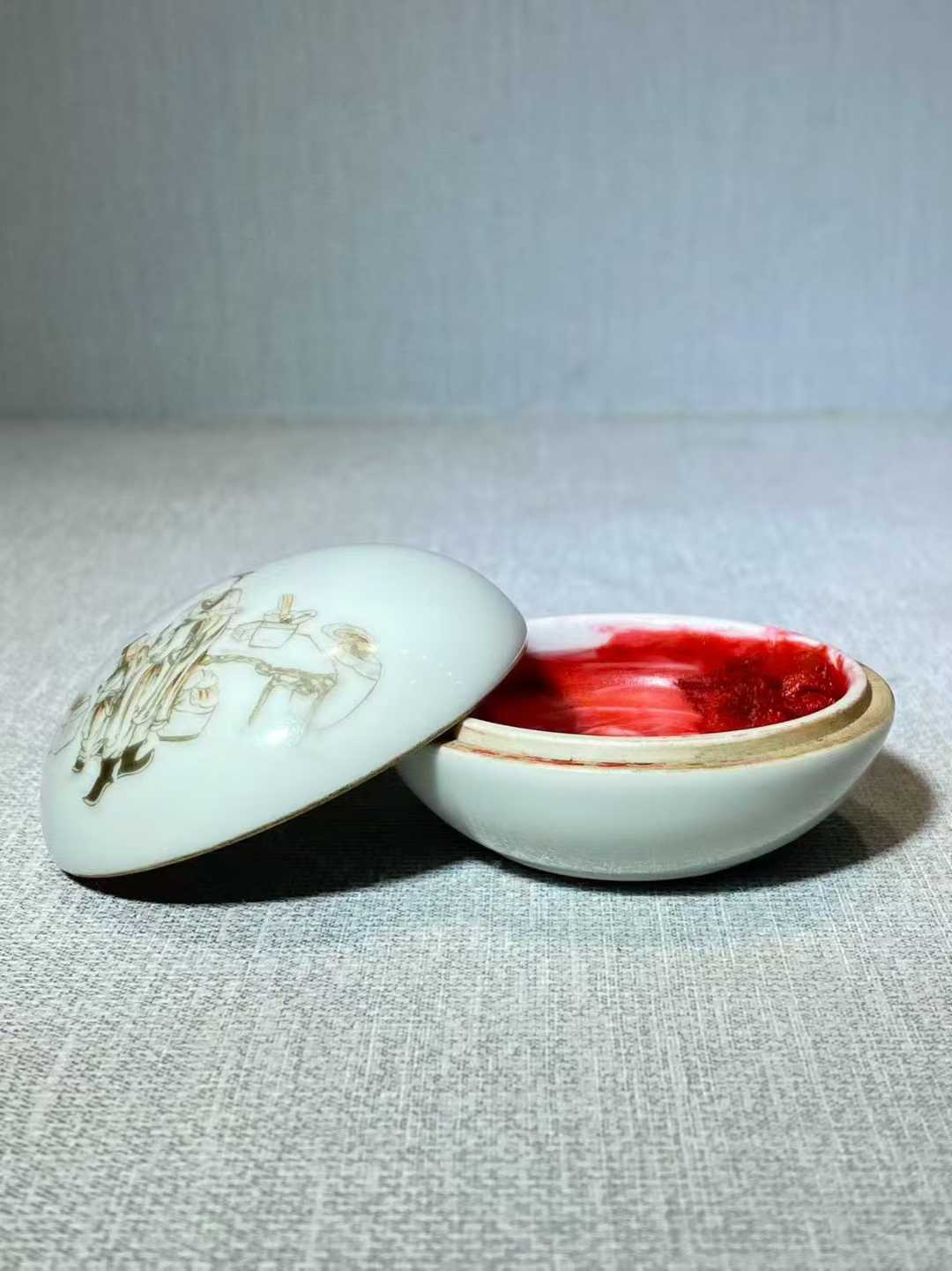 矾红墨彩高士图印泥盒
