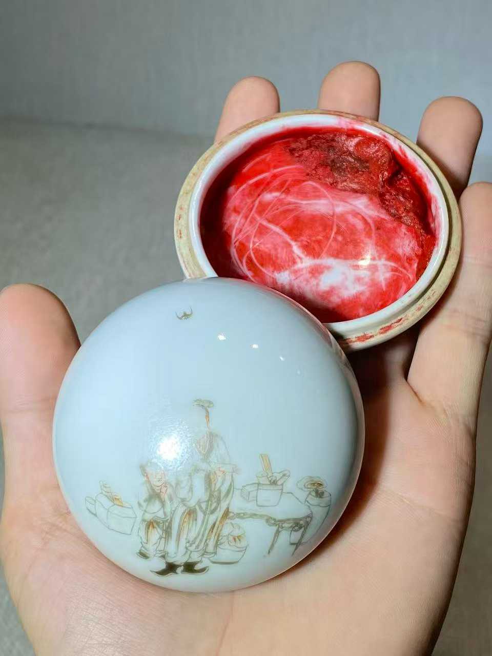 矾红墨彩高士图印泥盒