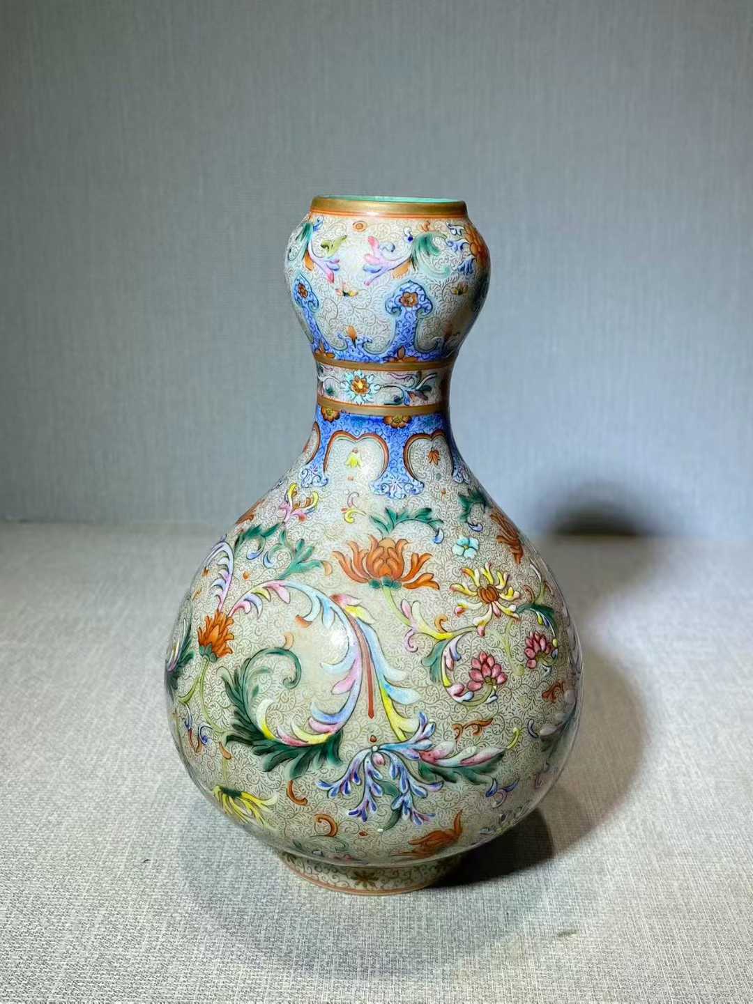仿洋彩锦地西番莲蒜头瓶 款：乾隆年制