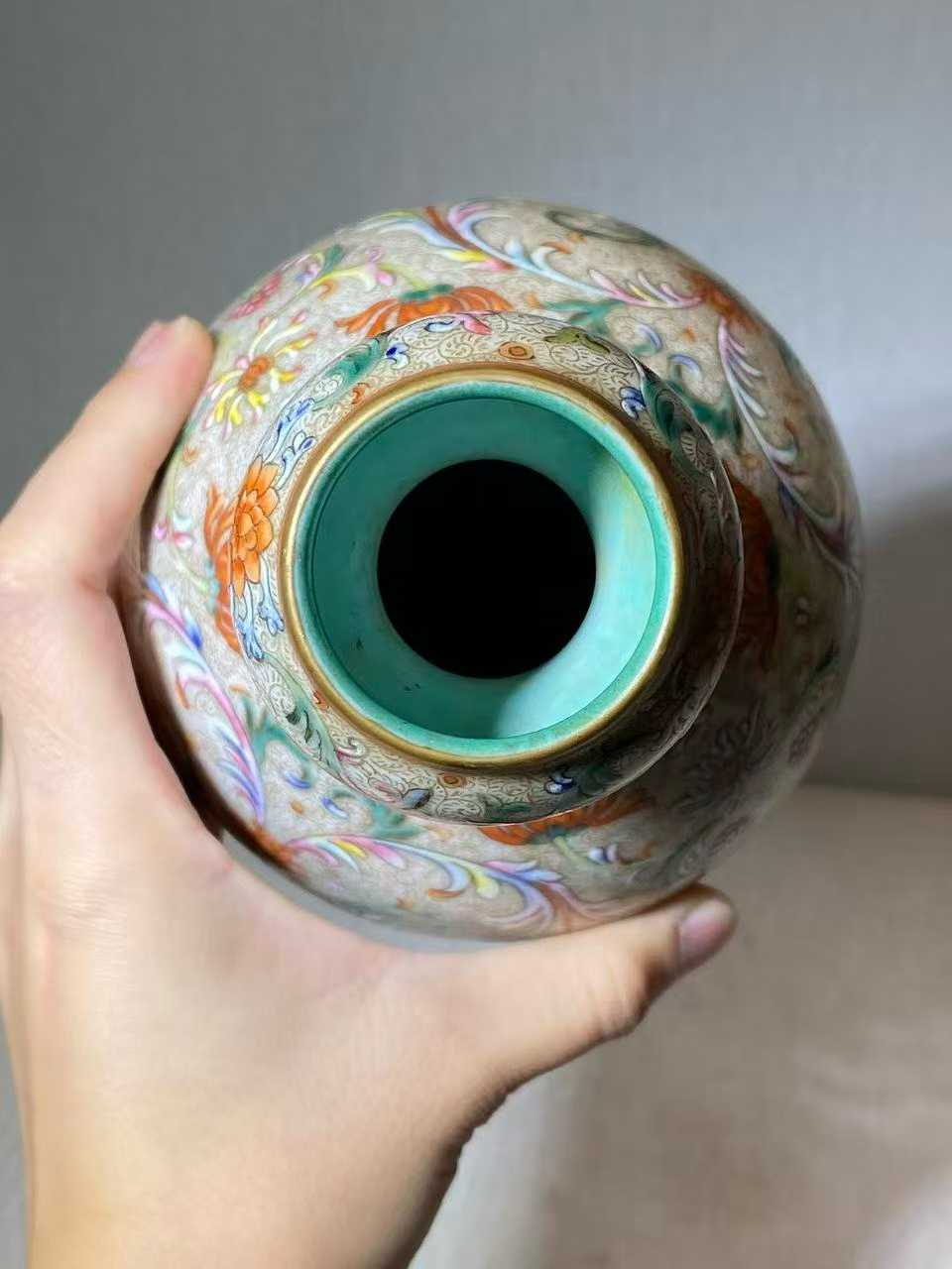 仿洋彩锦地西番莲蒜头瓶 款：乾隆年制