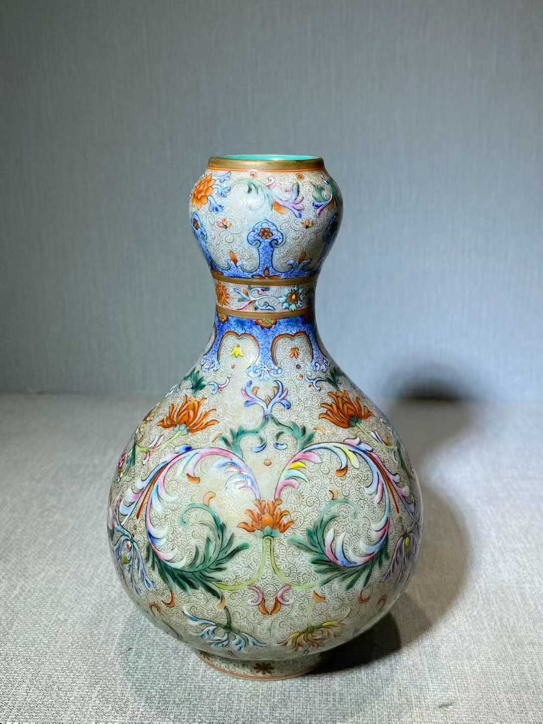 仿洋彩锦地西番莲蒜头瓶 款：乾隆年制