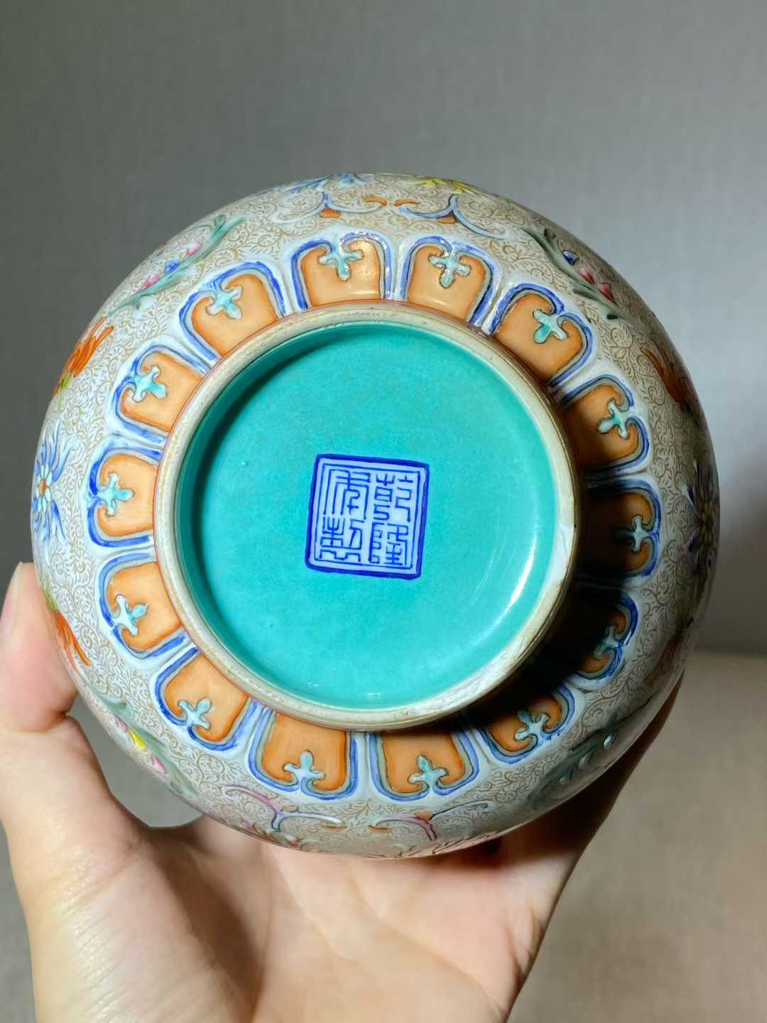 仿洋彩锦地西番莲蒜头瓶 款：乾隆年制