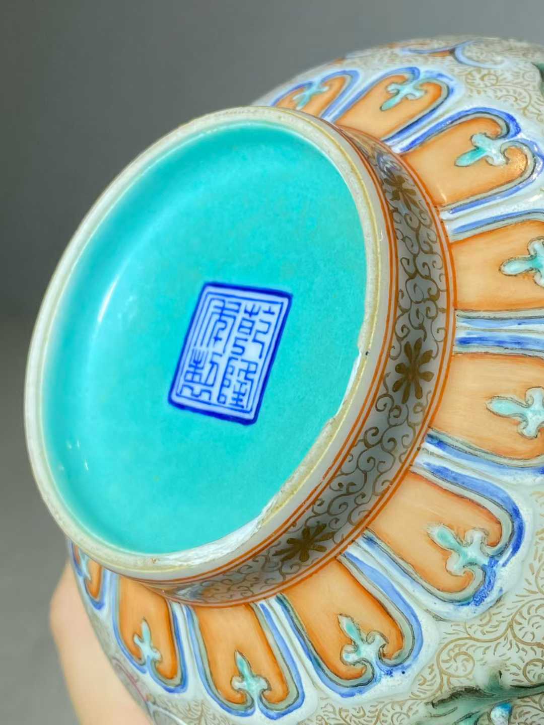 仿洋彩锦地西番莲蒜头瓶 款：乾隆年制