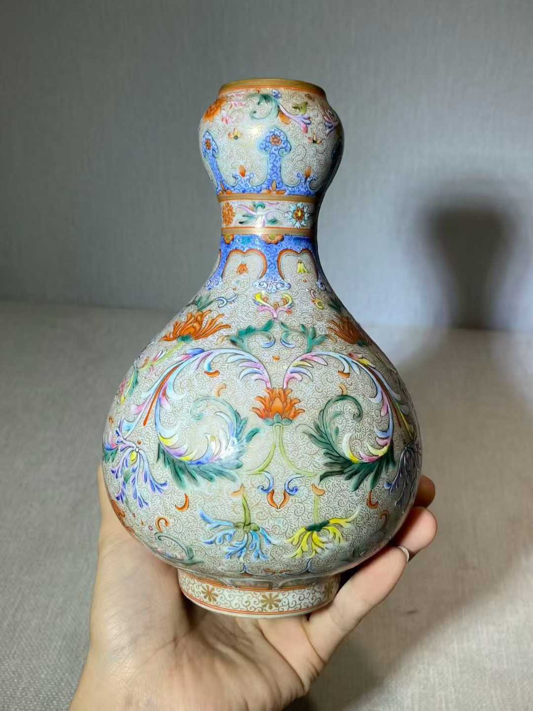 仿洋彩锦地西番莲蒜头瓶 款：乾隆年制