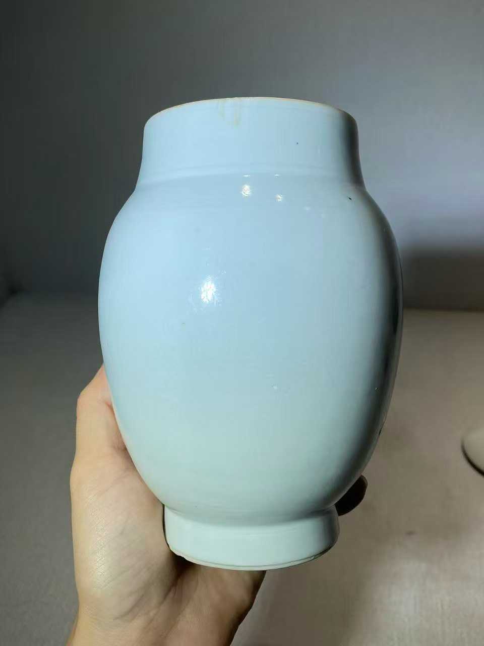白釉暗刻花鸟纹莲子罐