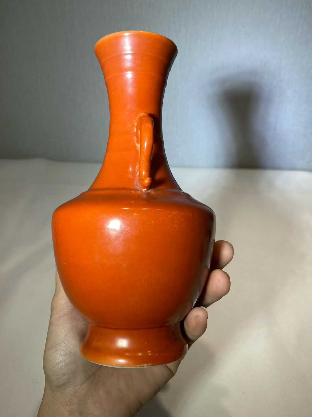 珊瑚红釉双耳瓶