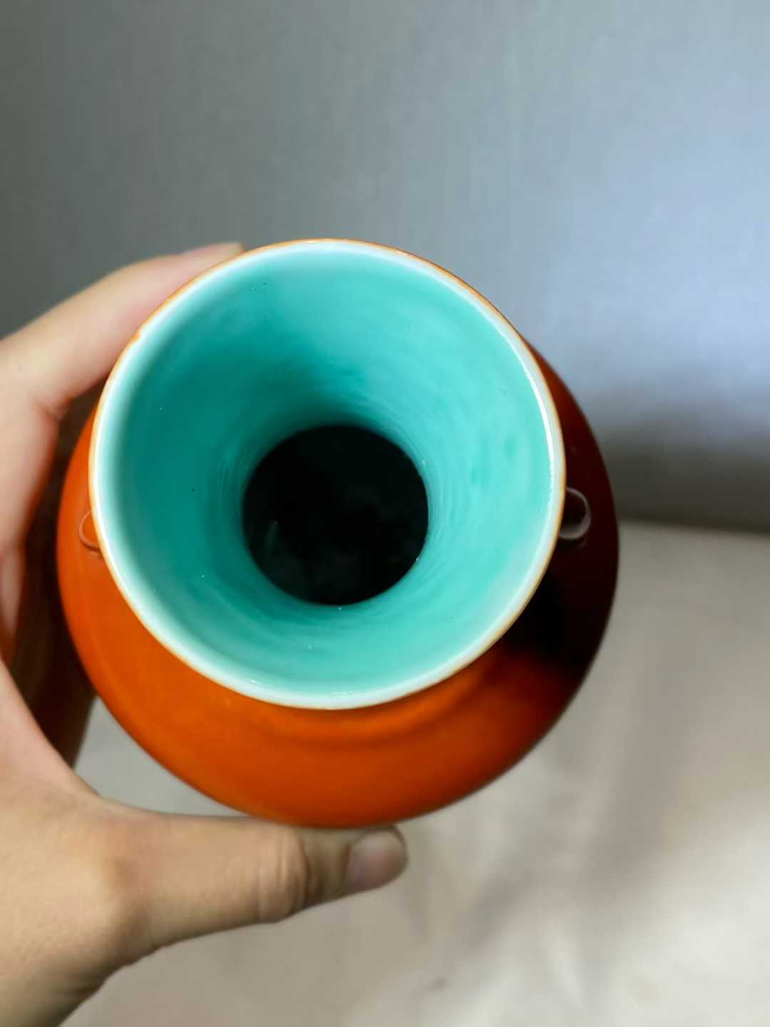 珊瑚红釉双耳瓶