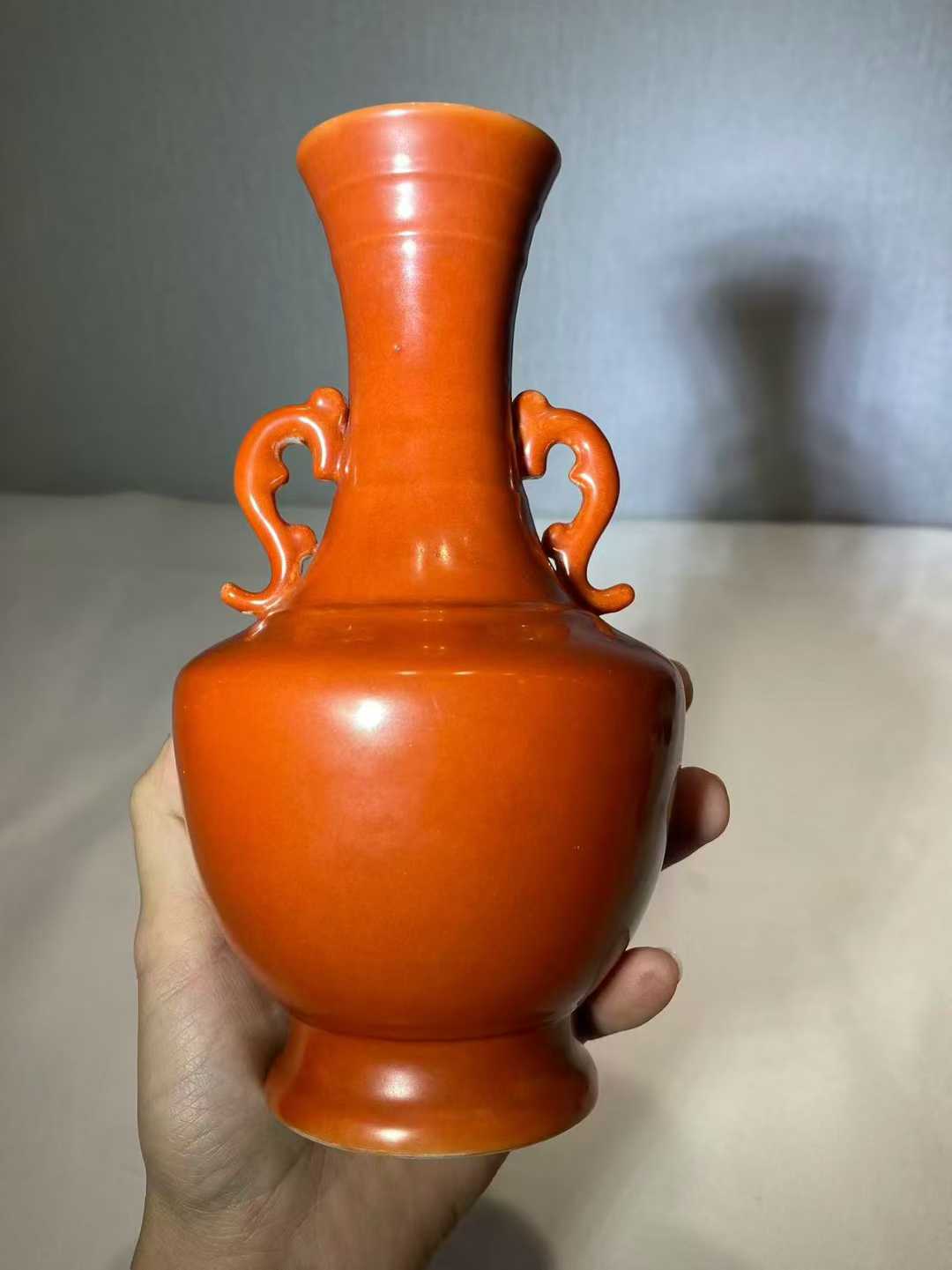 珊瑚红釉双耳瓶