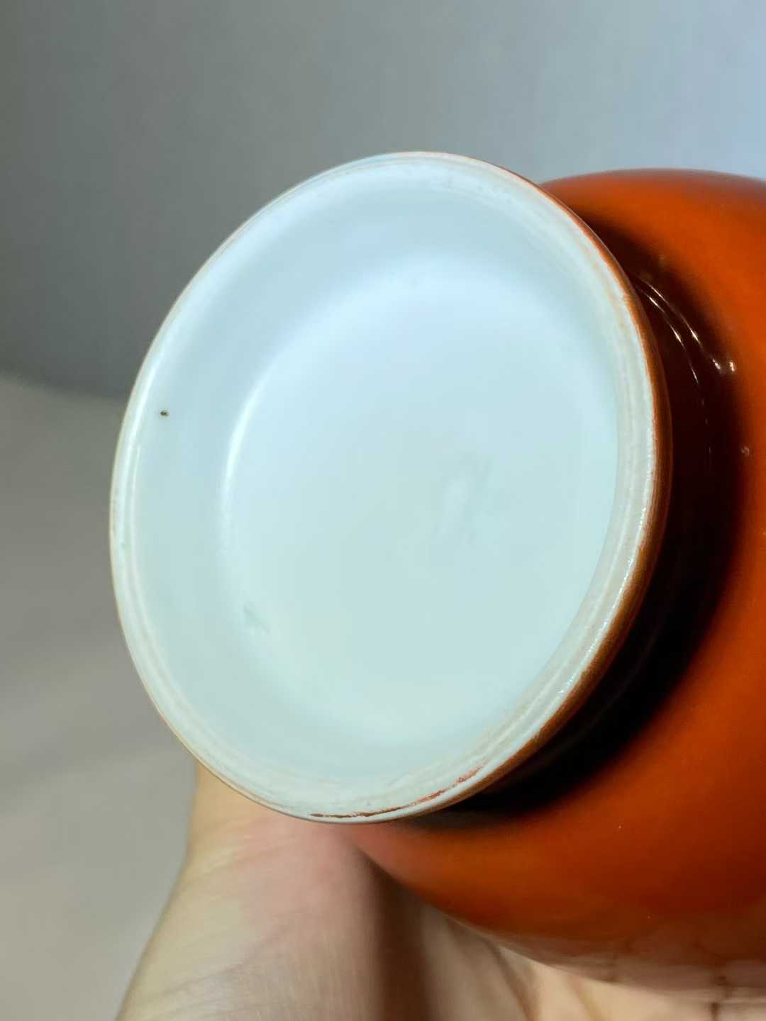 珊瑚红釉双耳瓶