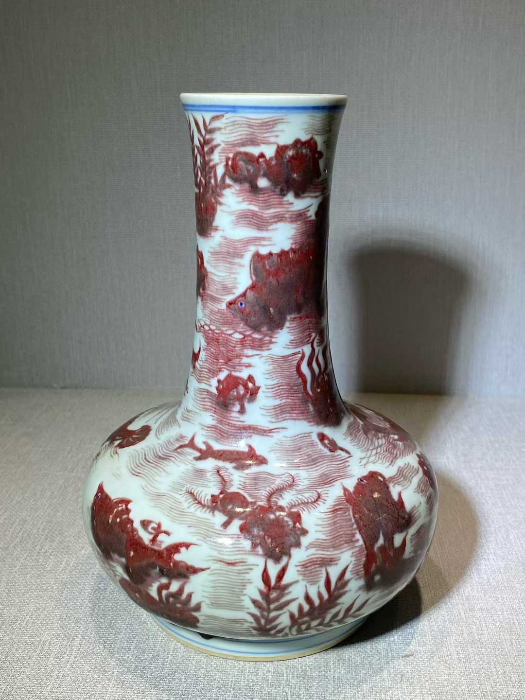 青花釉里红鱼藻纹荸荠瓶
