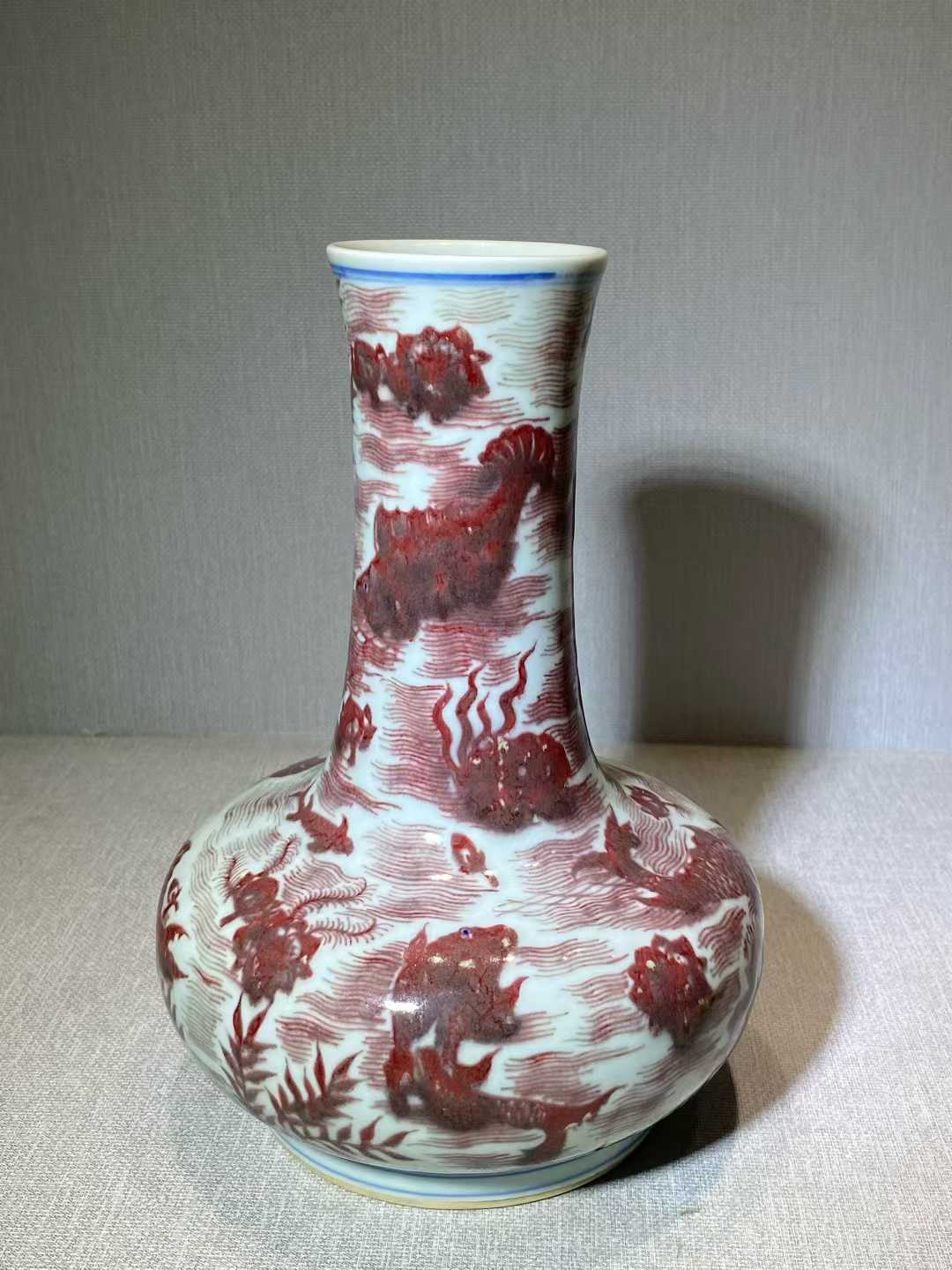 青花釉里红鱼藻纹荸荠瓶