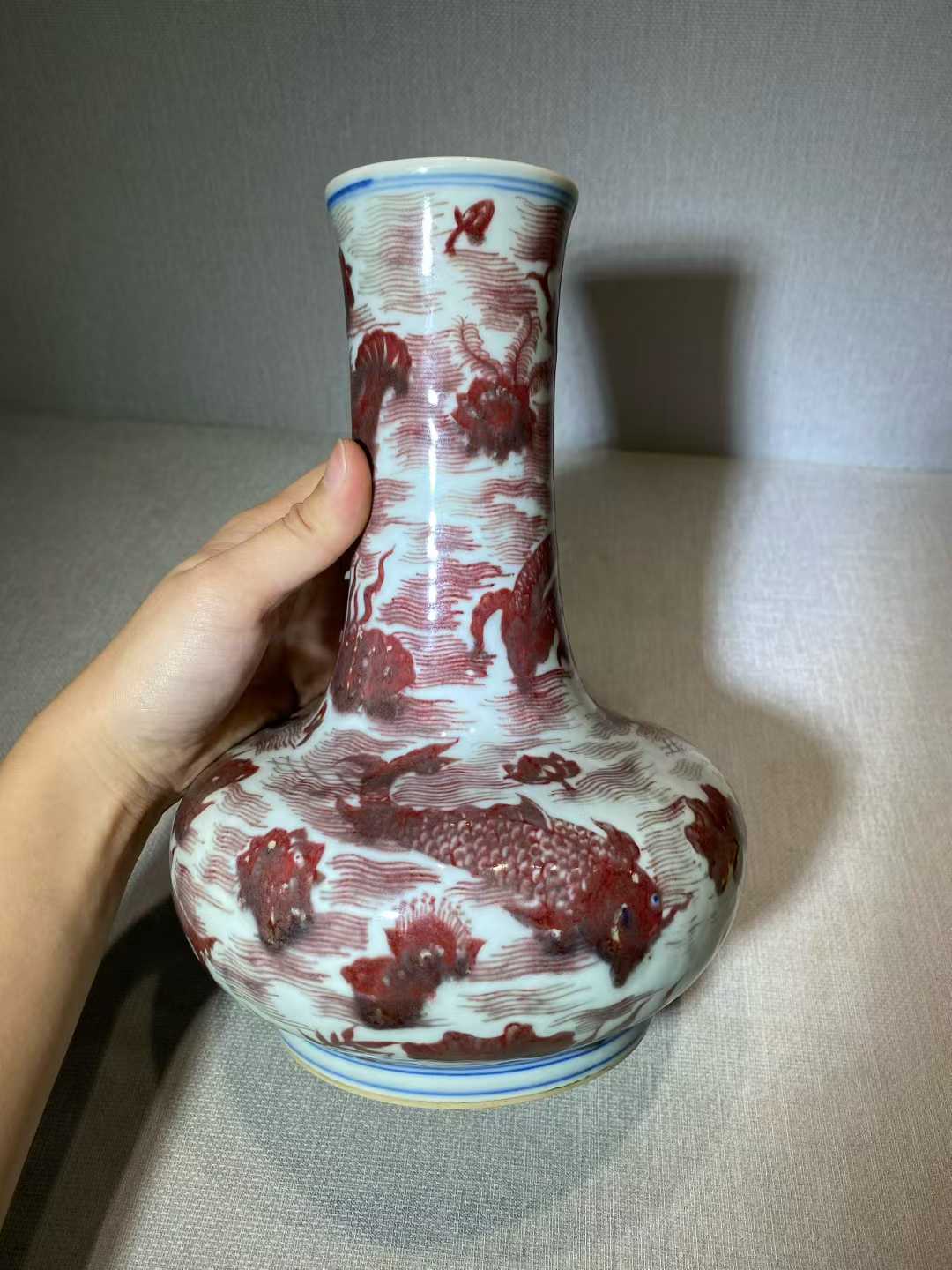 青花釉里红鱼藻纹荸荠瓶