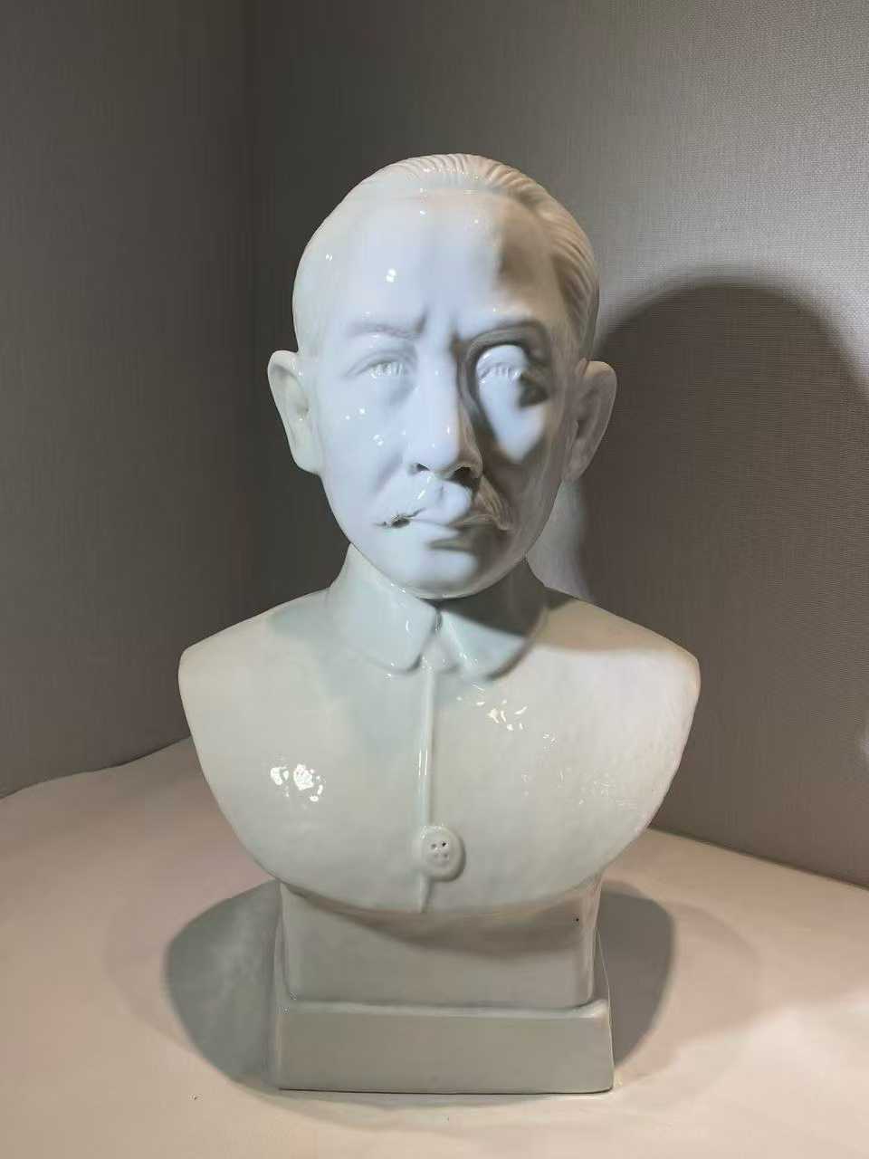 白釉孙中山塑像