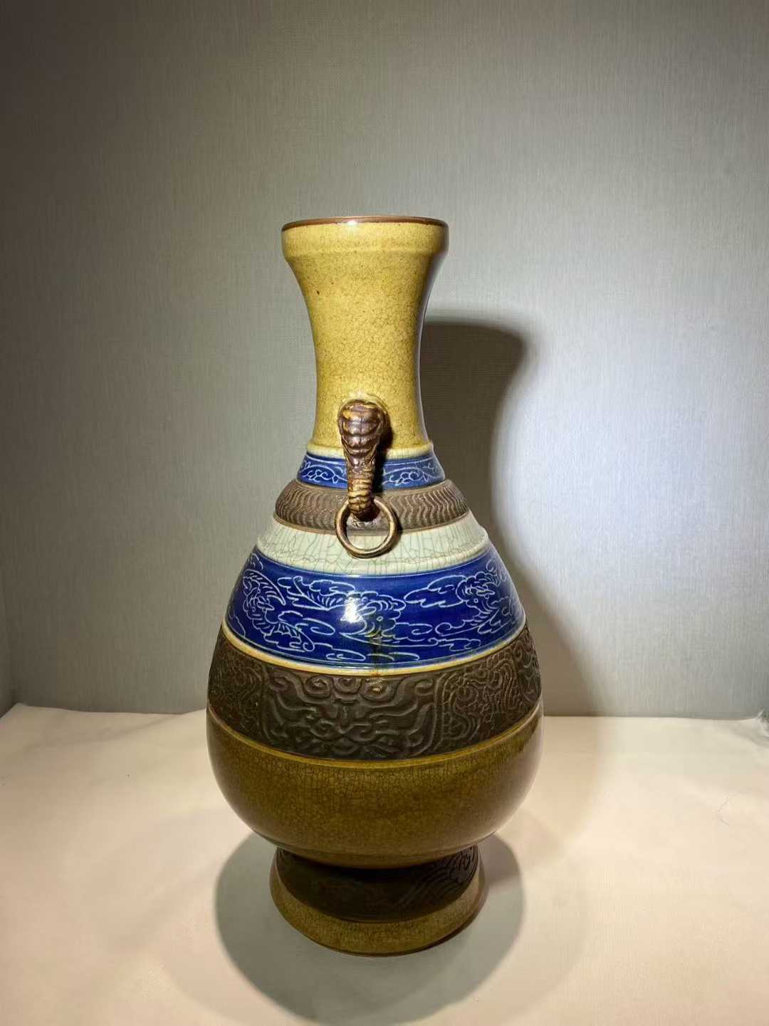 三色哥釉铁骨泥象耳瓶 款：嘉靖年制