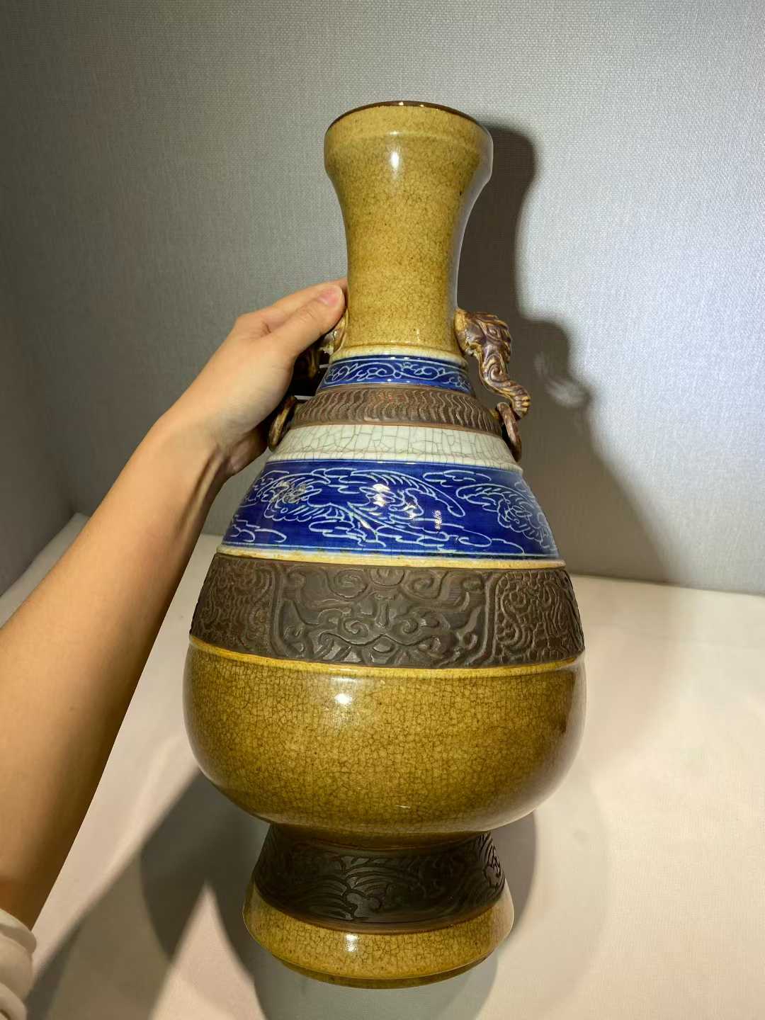 三色哥釉铁骨泥象耳瓶 款：嘉靖年制