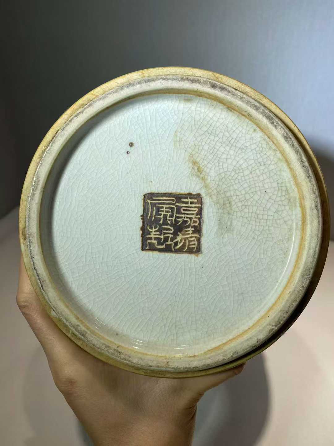 三色哥釉铁骨泥象耳瓶 款：嘉靖年制
