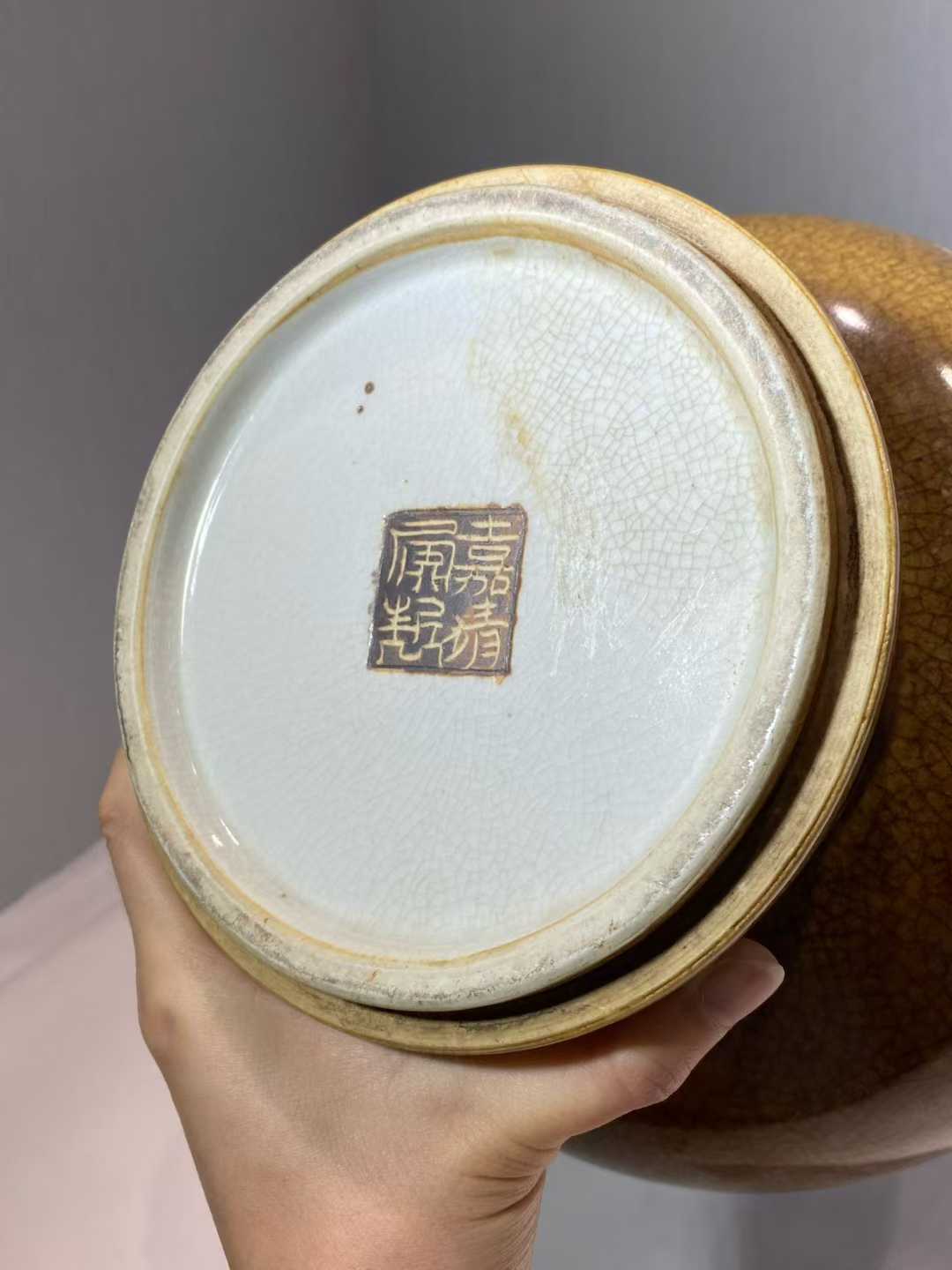 三色哥釉铁骨泥象耳瓶 款：嘉靖年制