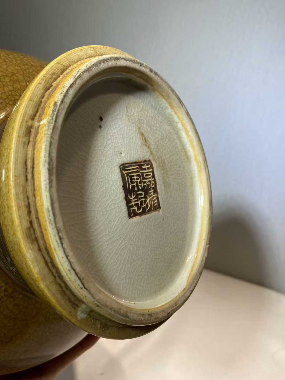 三色哥釉铁骨泥象耳瓶 款：嘉靖年制
