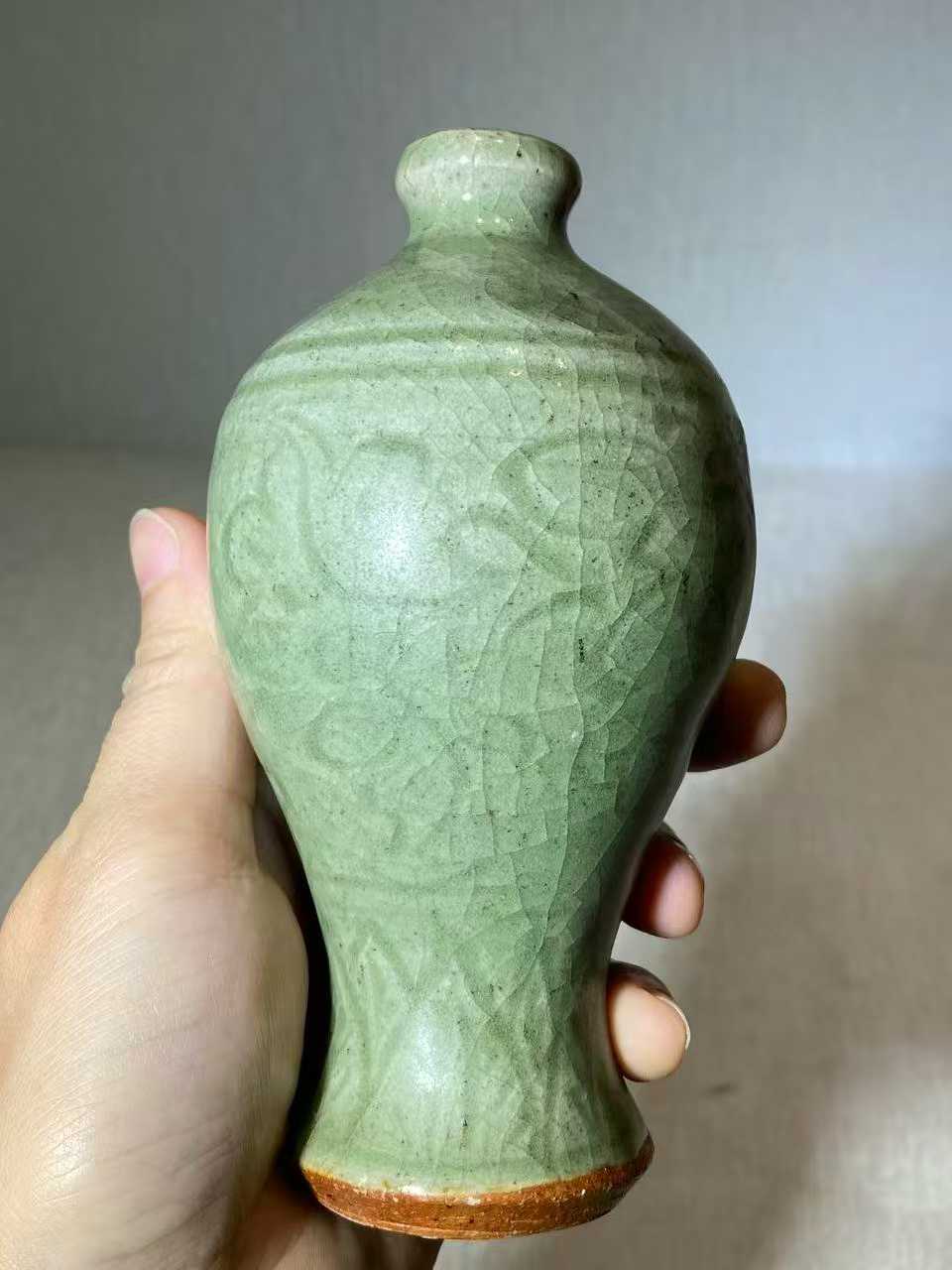龙泉窑暗刻花卉喜字纹梅瓶