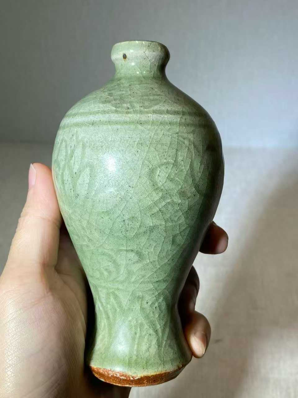 龙泉窑暗刻花卉喜字纹梅瓶