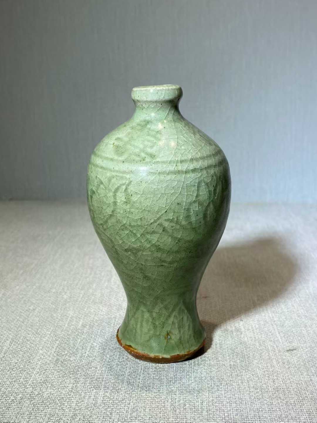 龙泉窑暗刻花卉喜字纹梅瓶
