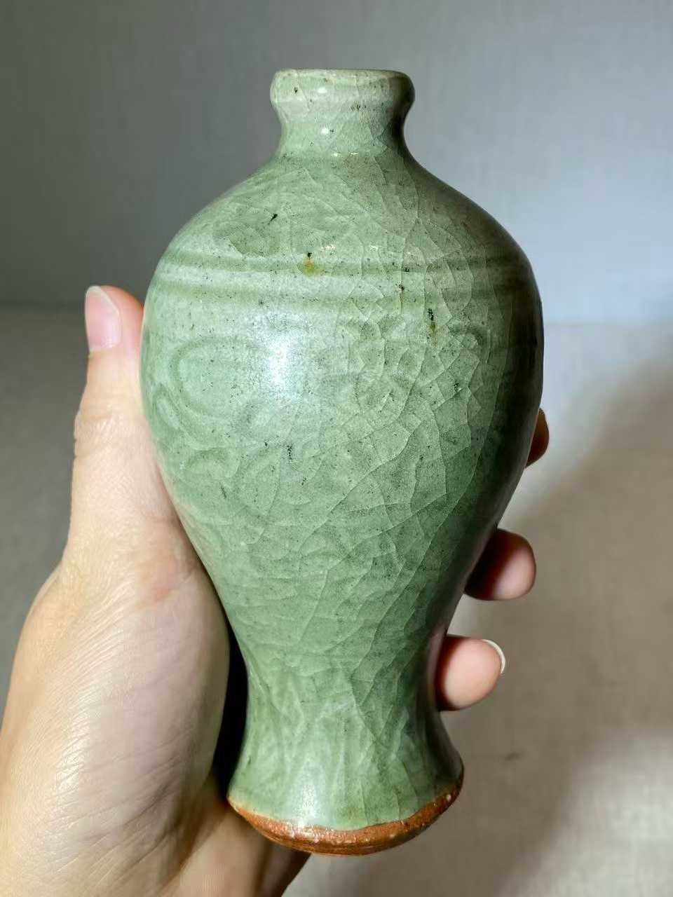 龙泉窑暗刻花卉喜字纹梅瓶