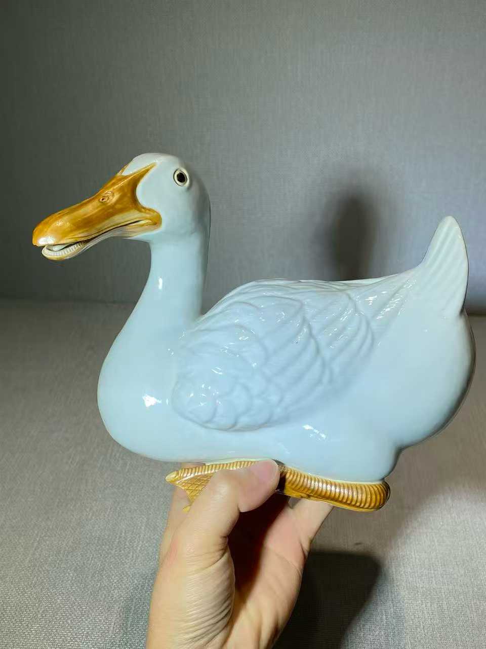 唐英风格 仿生瓷鸭 款：聂物华造