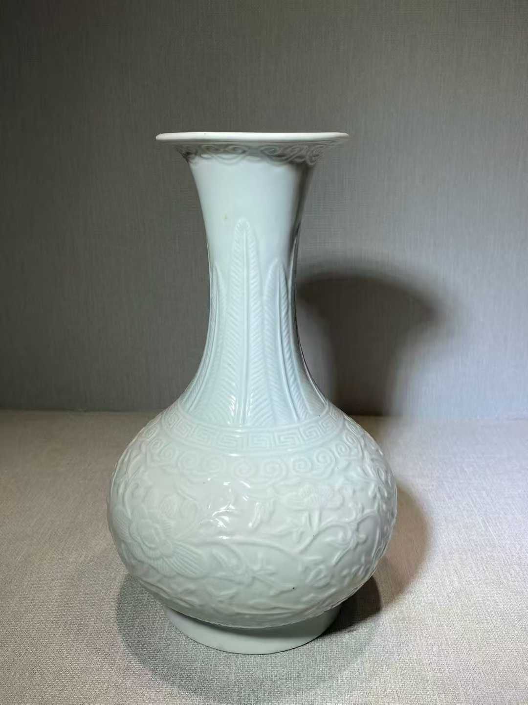 白釉暗刻缠枝莲纹荸荠瓶