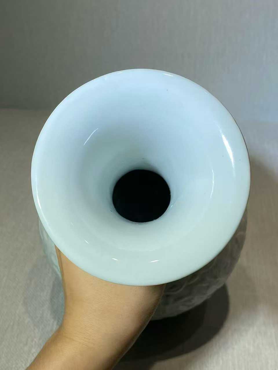 白釉暗刻缠枝莲纹荸荠瓶