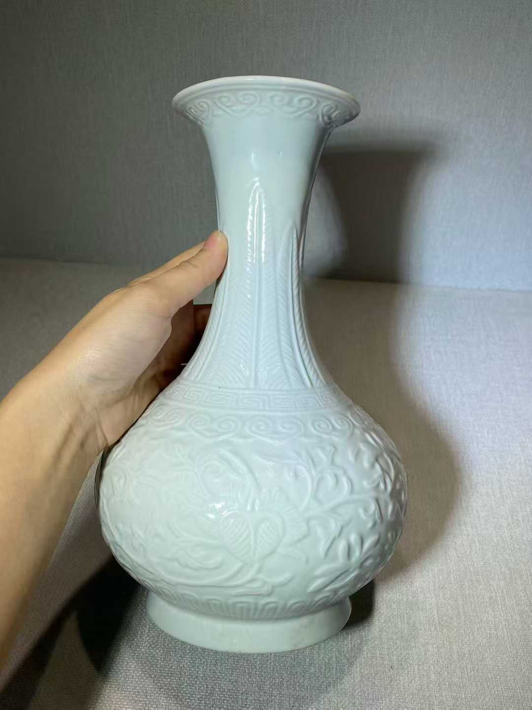 白釉暗刻缠枝莲纹荸荠瓶